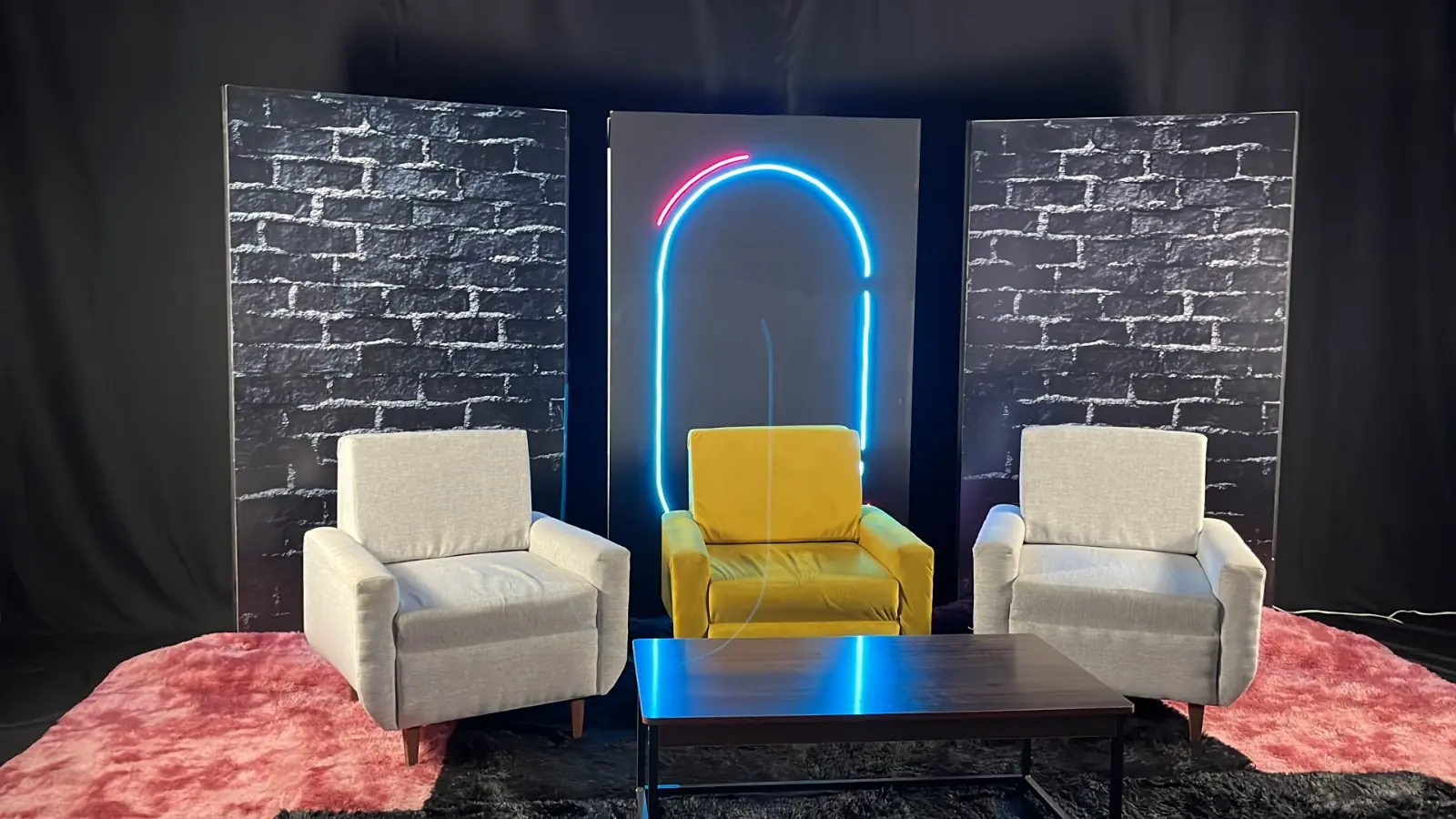 Set de grabación con muro de ladrillo y neón azul